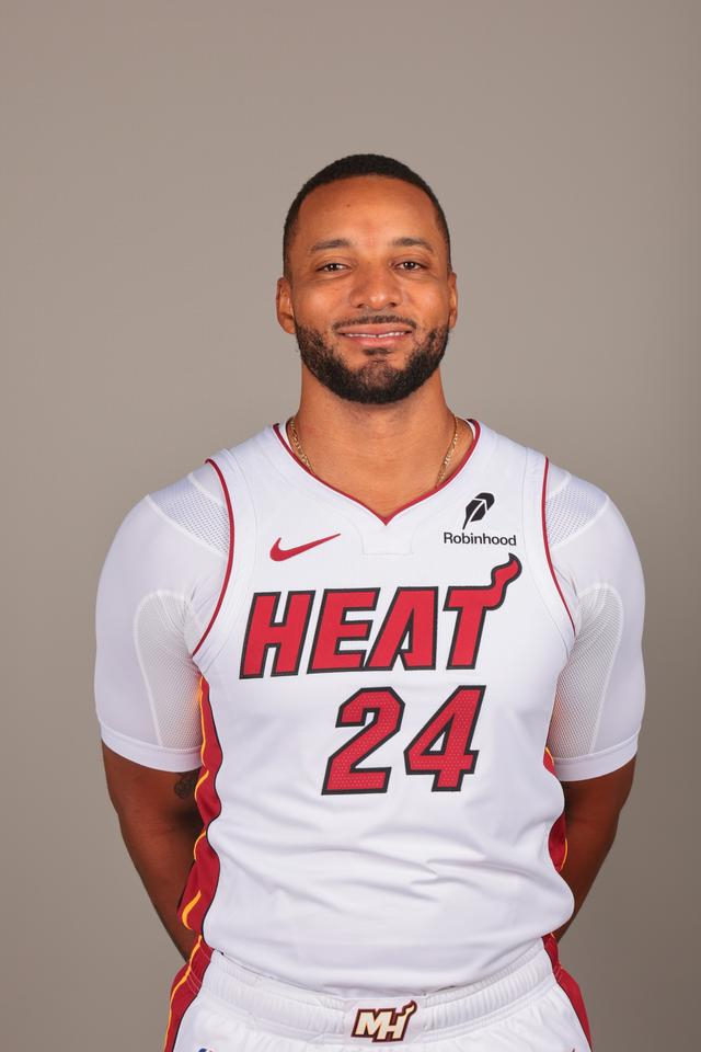 热火季前赛表现解读：鲍威尔火力全开，半场不敌雄鹿