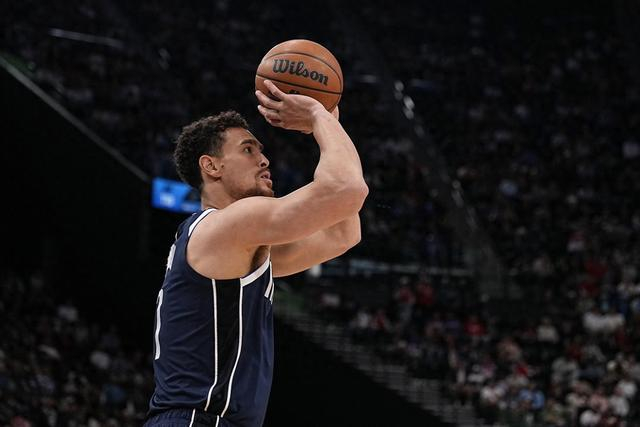 独行侠季前赛首节发威，鲍威尔状态火热