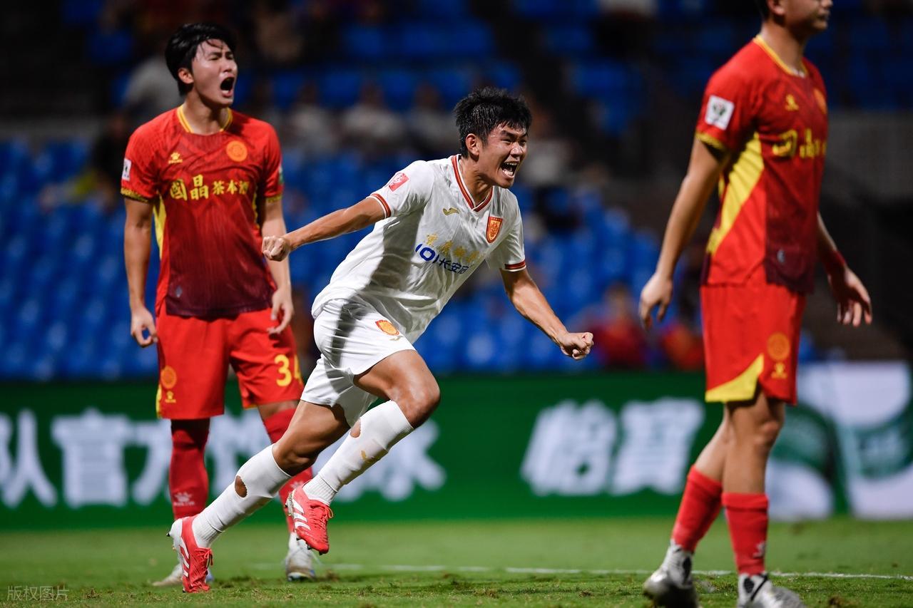 中甲激战：重庆铜梁龙客场逆袭广西平果，裁判表现成焦点