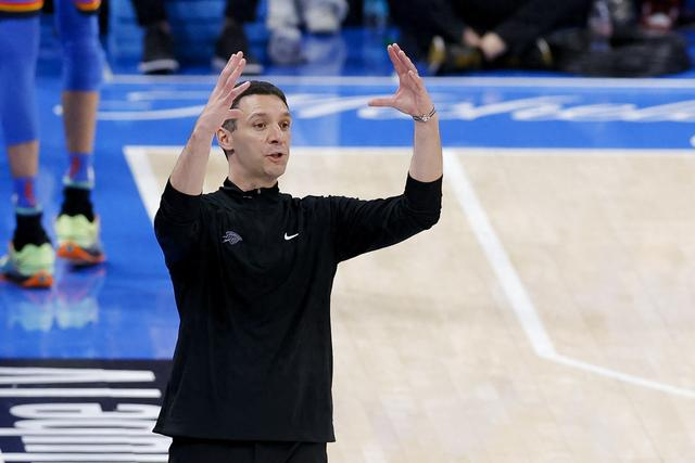 雷霆季前赛遭遇独行侠，主帅戴格诺特看到了成长和希望