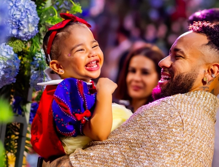 内马尔豪掷533万为女儿办盛大生日会，伤病困扰难掩生活奢华