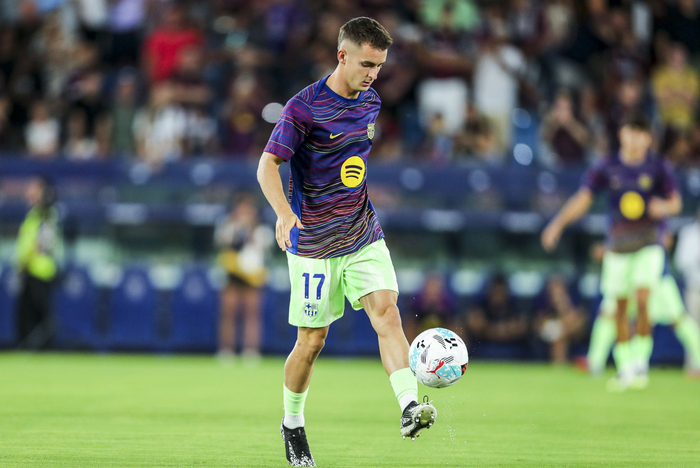 切尔西与阿森纳锁定巴萨中场卡萨多，冬窗争夺白热化