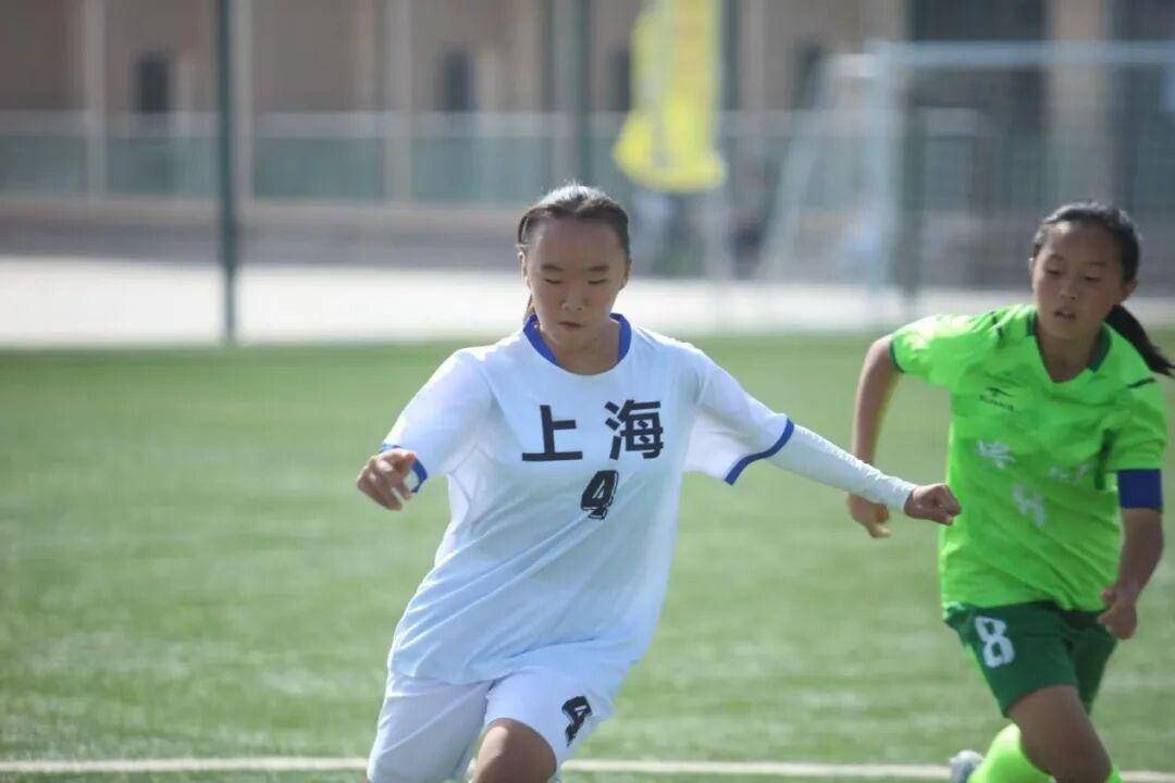 足球少女的热血旅程：汗水与友谊编织的民族团结