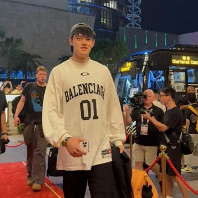 篮网队抵达澳门备战季前赛 曾凡博随队亮相酒店