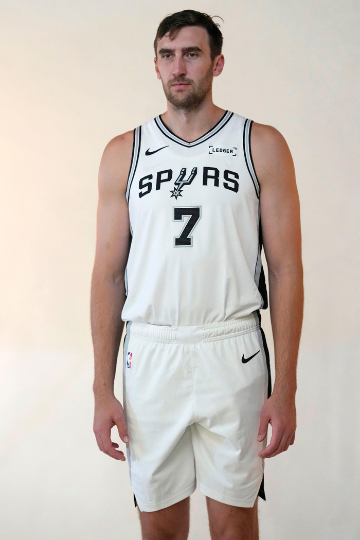 文班亚马和科内特双塔模式，马刺季前赛大胜广州