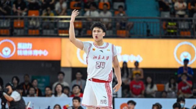 管子煜季前赛亮相广州龙狮遭马刺碾压，数据平平难掩差距