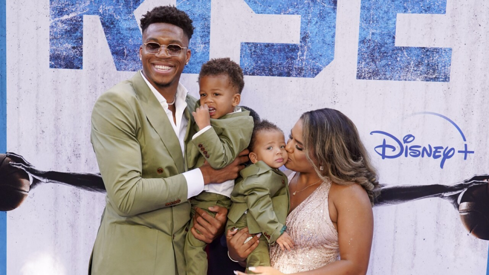 字母哥家庭迁雅典引发雄鹿未来疑云 上赛季数据凸显其价值