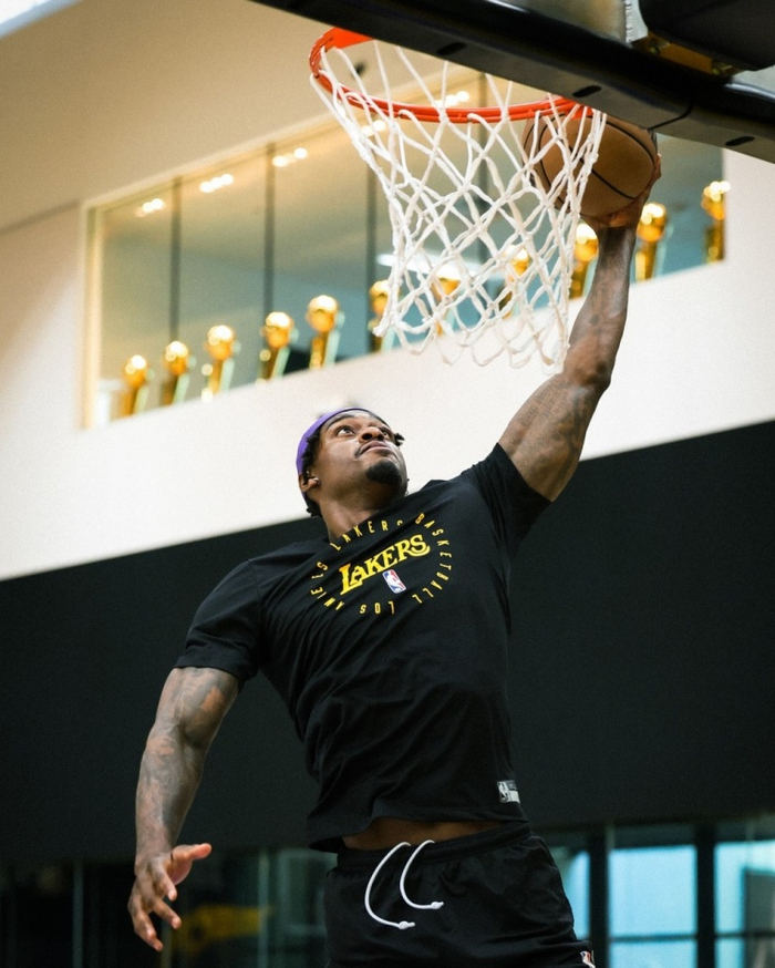 直播吧和新浪体育：互联网体育资讯的双巨头