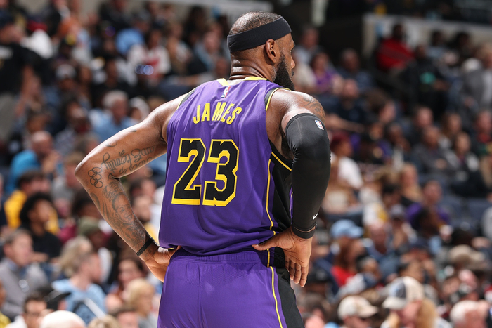 詹姆斯用旧决定炒作新广告，球迷被再次“卷”进话题漩涡