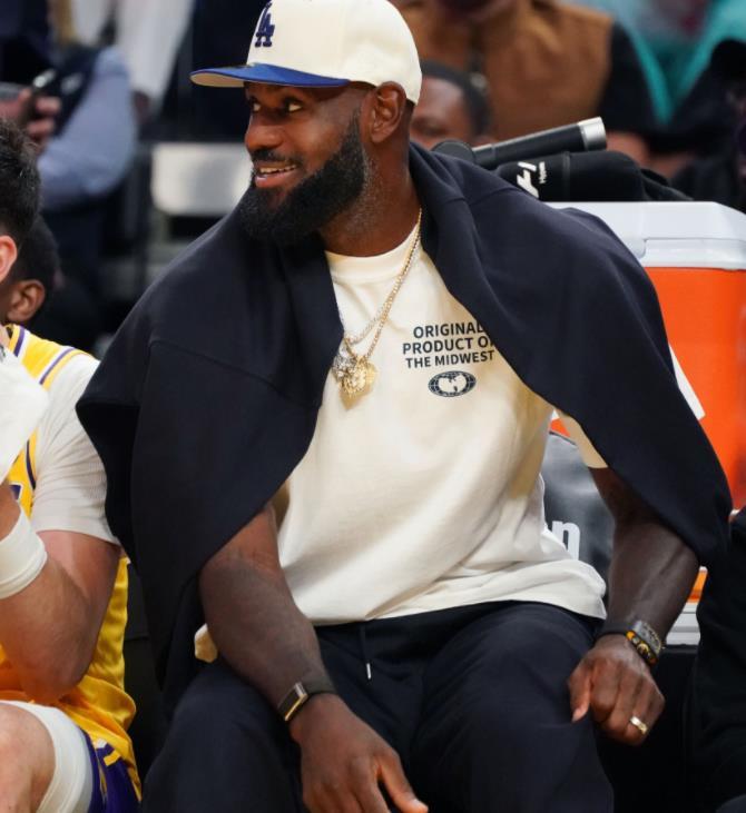 詹姆斯“决定二”：营销梗多过篮球热度？