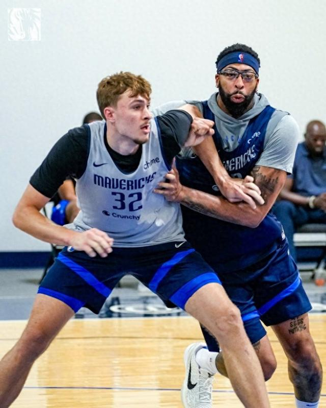 独行侠备战季前赛 弗拉格与戴维斯训练较劲