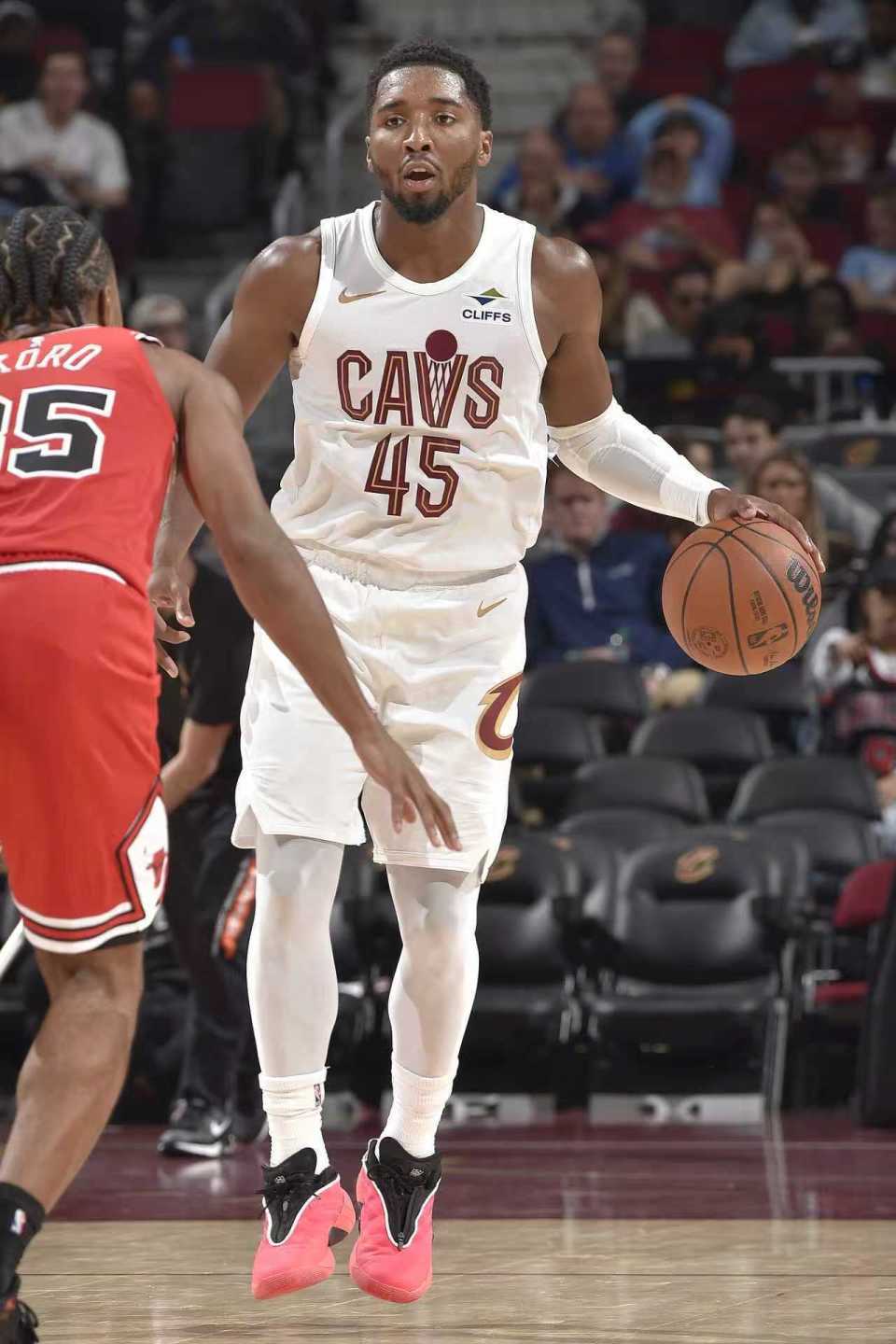 骑士季前赛被公牛逆转，布莱恩特关键时刻两次被封盖