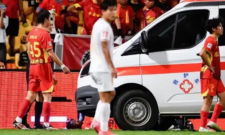 阿萨莫阿重伤引风波，足协稳住阵脚拒绝送红牌