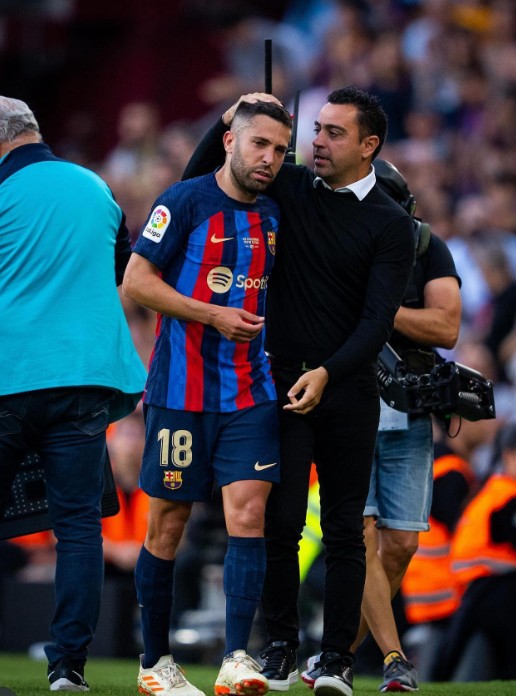 哈维送阿尔巴暖心告别，左后卫光辉岁月画上句号