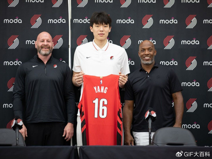 杨瀚森带火开拓者，中国市场热度飙升，季前赛首秀引期待