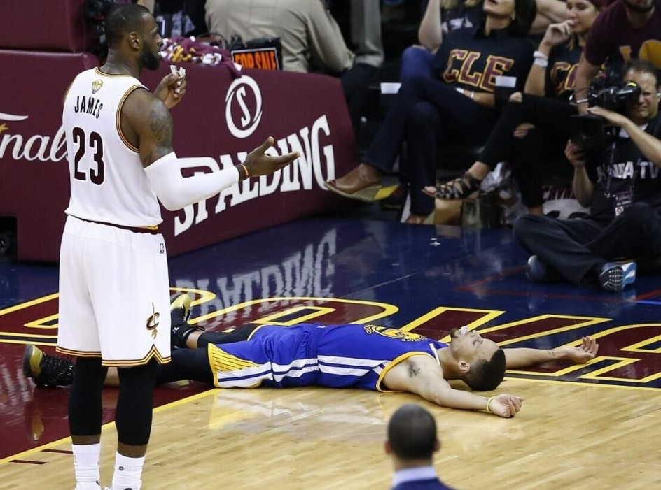 詹姆斯与库里的历史对决，湖人勇士揭幕战引爆期待