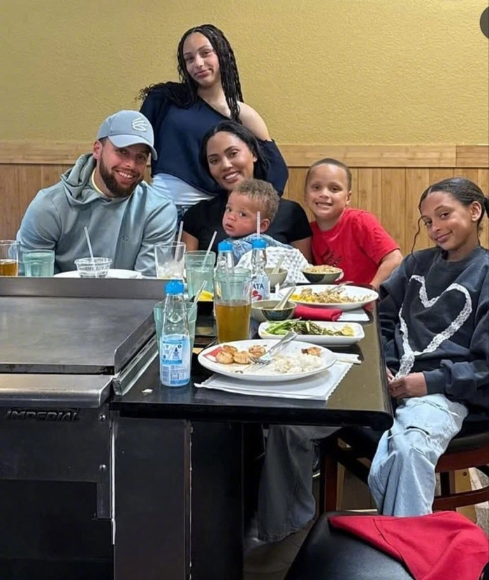 库里迎来NBA第17季，孩子们纷纷长大，家庭氛围温馨