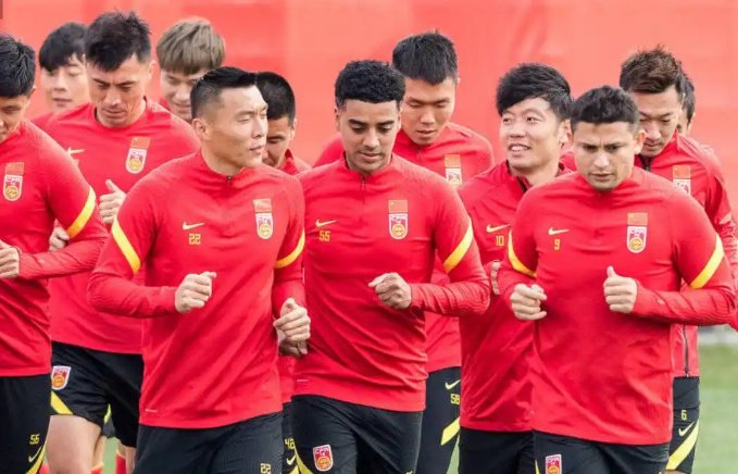 国足主教练选帅陷拖延，郑智卡纳瓦罗相继退出