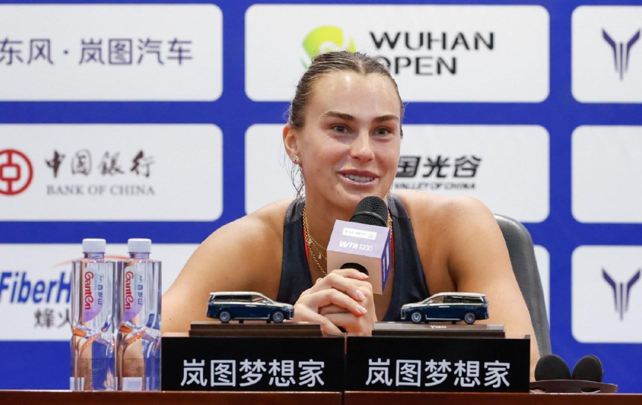 萨巴伦卡与郑钦文武网开幕式上罕见长谈，友谊升温