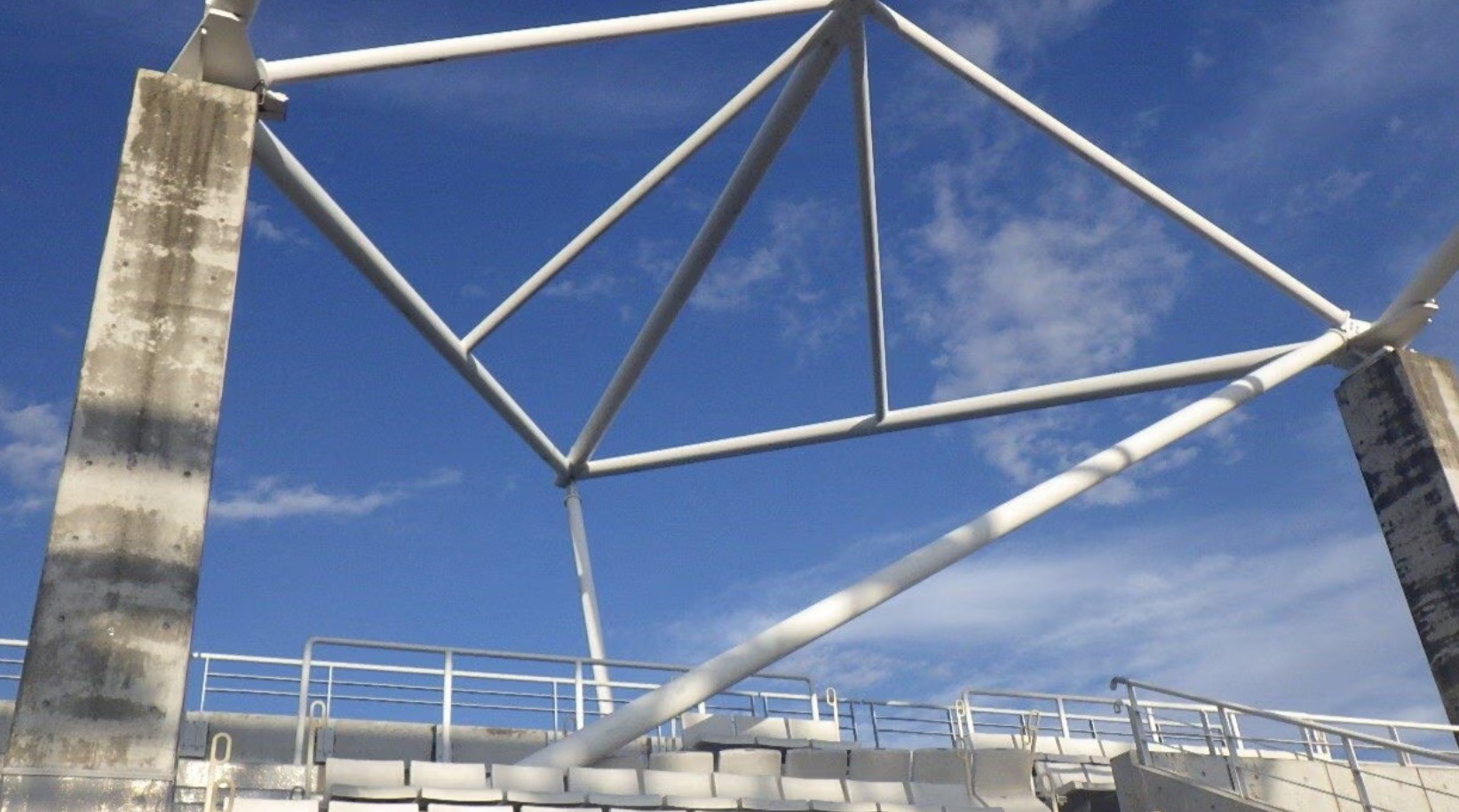 松本山雅主场遭遇钢筋坠落事故，赛程受影响