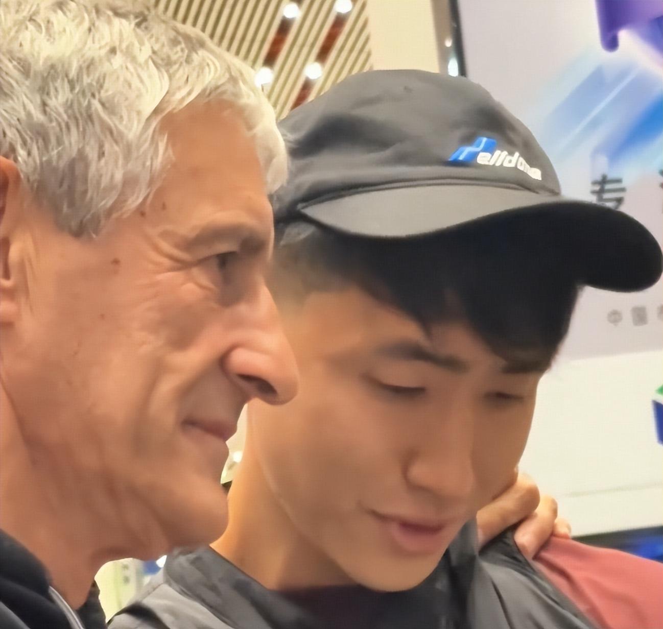 张源与恩师塞蒂恩机场告别，师徒情深感动国安球迷