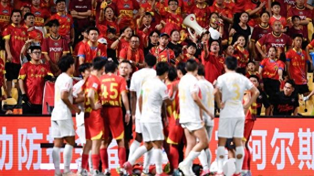 张志雄鲁莽犯规致阿萨莫阿重伤，足协顶住压力判定无红牌