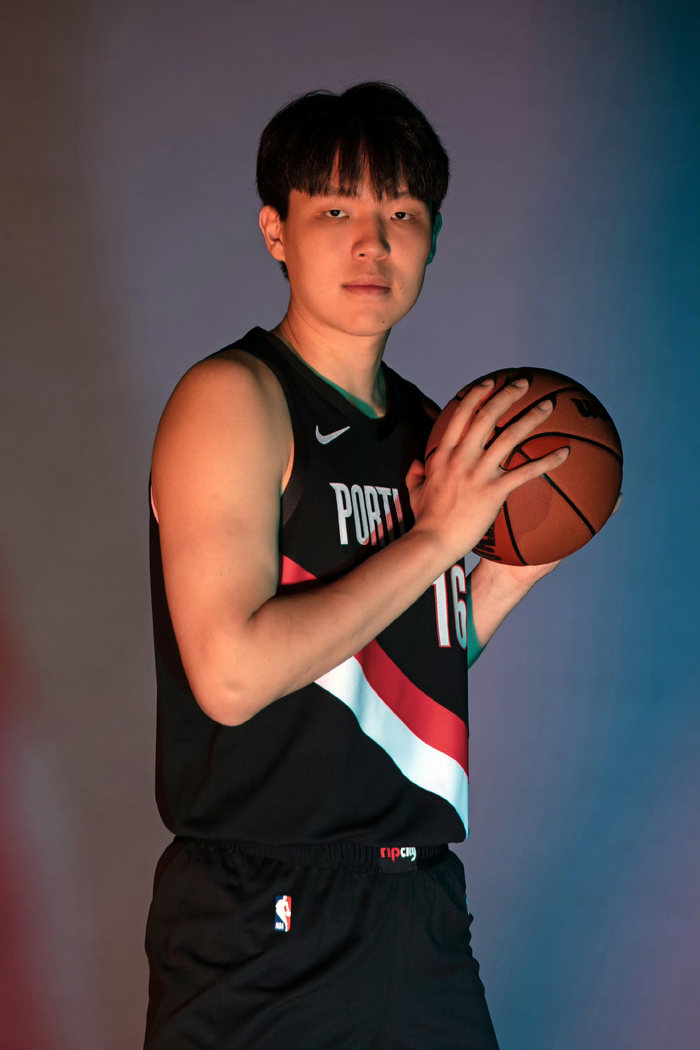 杨瀚森迎来高光时刻，开拓者勇士大戏上线