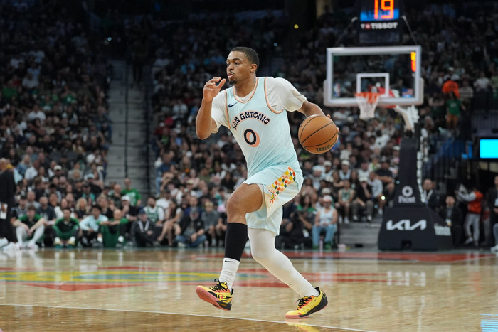 马刺半场领先热火 凯尔登火力全开引爆现场