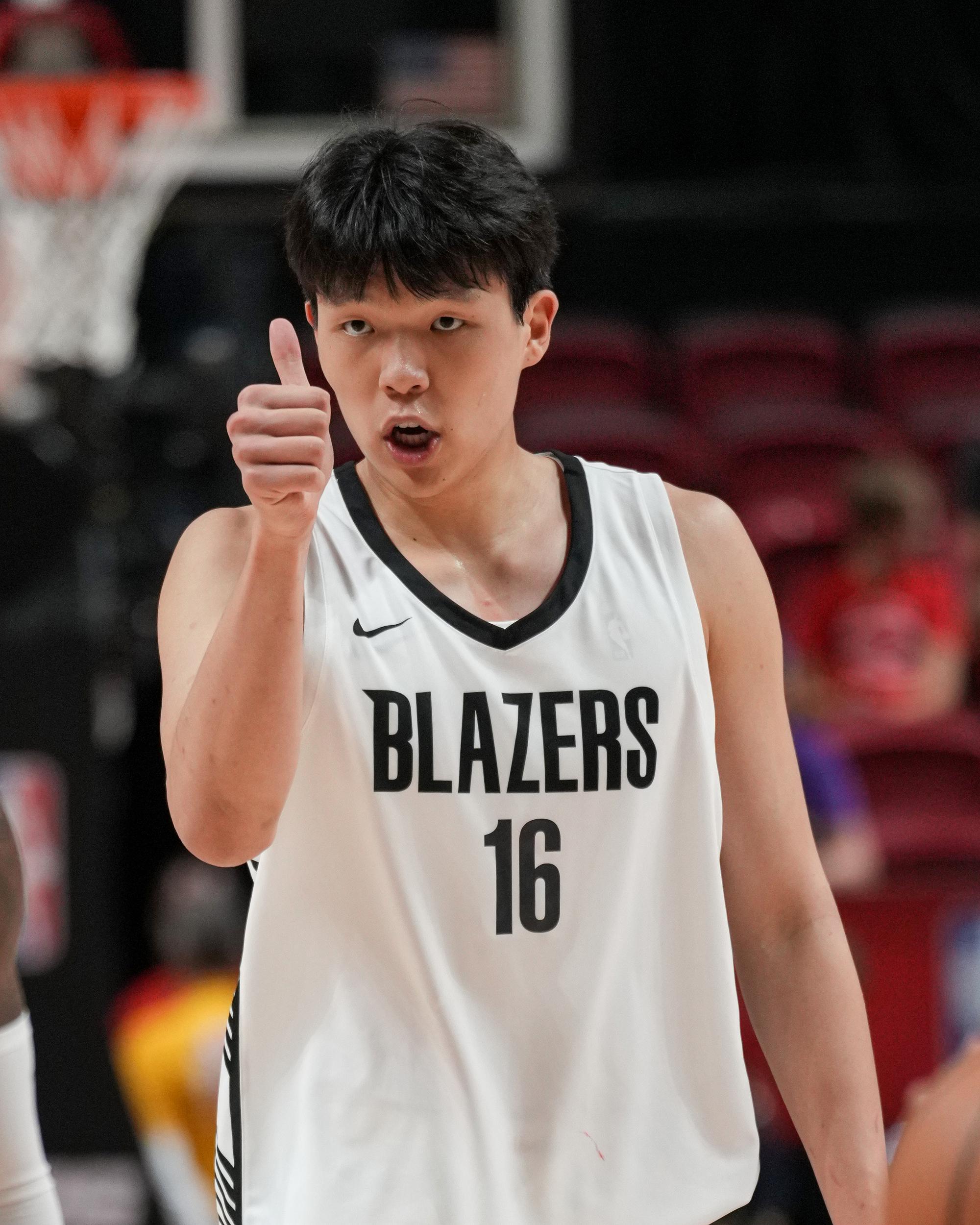杨瀚森NBA季前赛亮相，引发勇士队关注