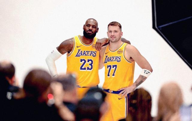 詹姆斯谈NBA比赛节奏加快及篮球战术演变中的身体消耗