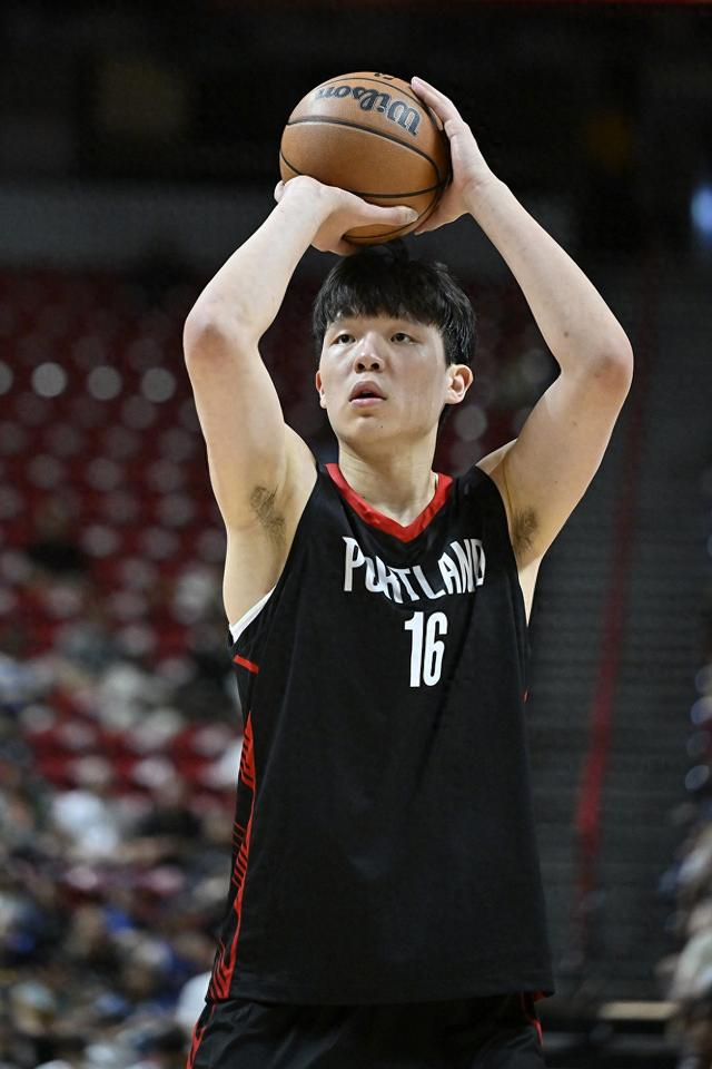 杨瀚森季前赛首秀表现分析:调整节奏中的数据体现