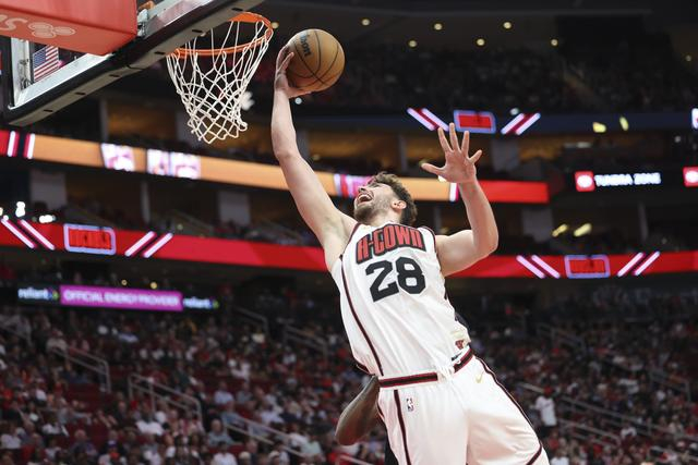 火箭季前赛爆发,申京闪耀全场光芒