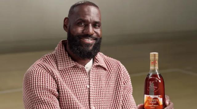 詹姆斯决定二惊现商业广告，球迷怒火难平！