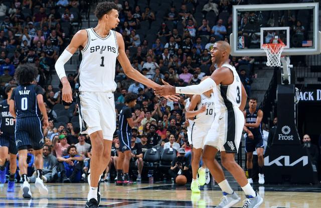 NBA史上最高巨人盘点，身高2.3米究竟有多震撼