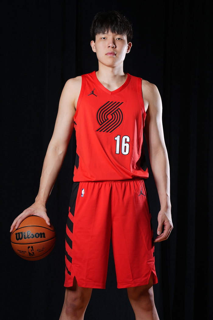 杨瀚森新秀首秀显稚嫩 开拓者首节领先勇士