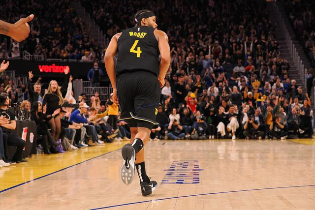 勇士季前赛险胜开拓者，穆迪表现引人注目