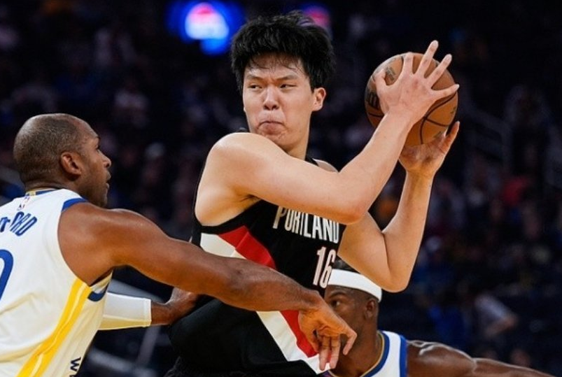 勇士老将阵容扛不住开拓者新秀挑战 杨瀚森季前赛首秀显紧张