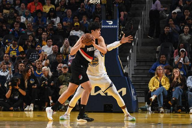 杨瀚森的NBA试炼：开拓者与勇士激战，细节揭露他的成长烦恼