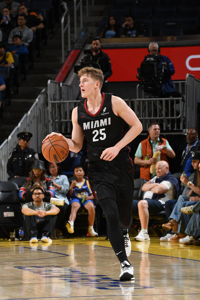 热火季前赛惜败马刺，韦尔点赞新秀亚库乔尼斯表现