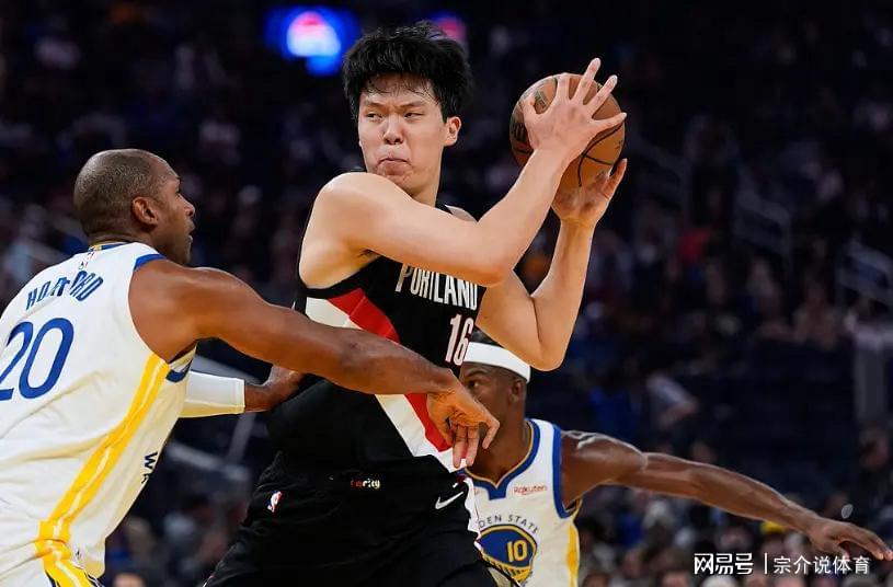 杨瀚森NBA首秀表现引发争议，未来潜力仍受看好
