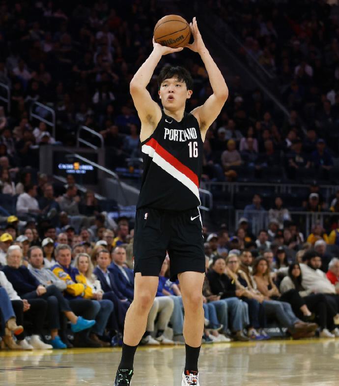 新赛季季前赛开拓者惜败勇士,杨瀚森首秀亮相挑战重重