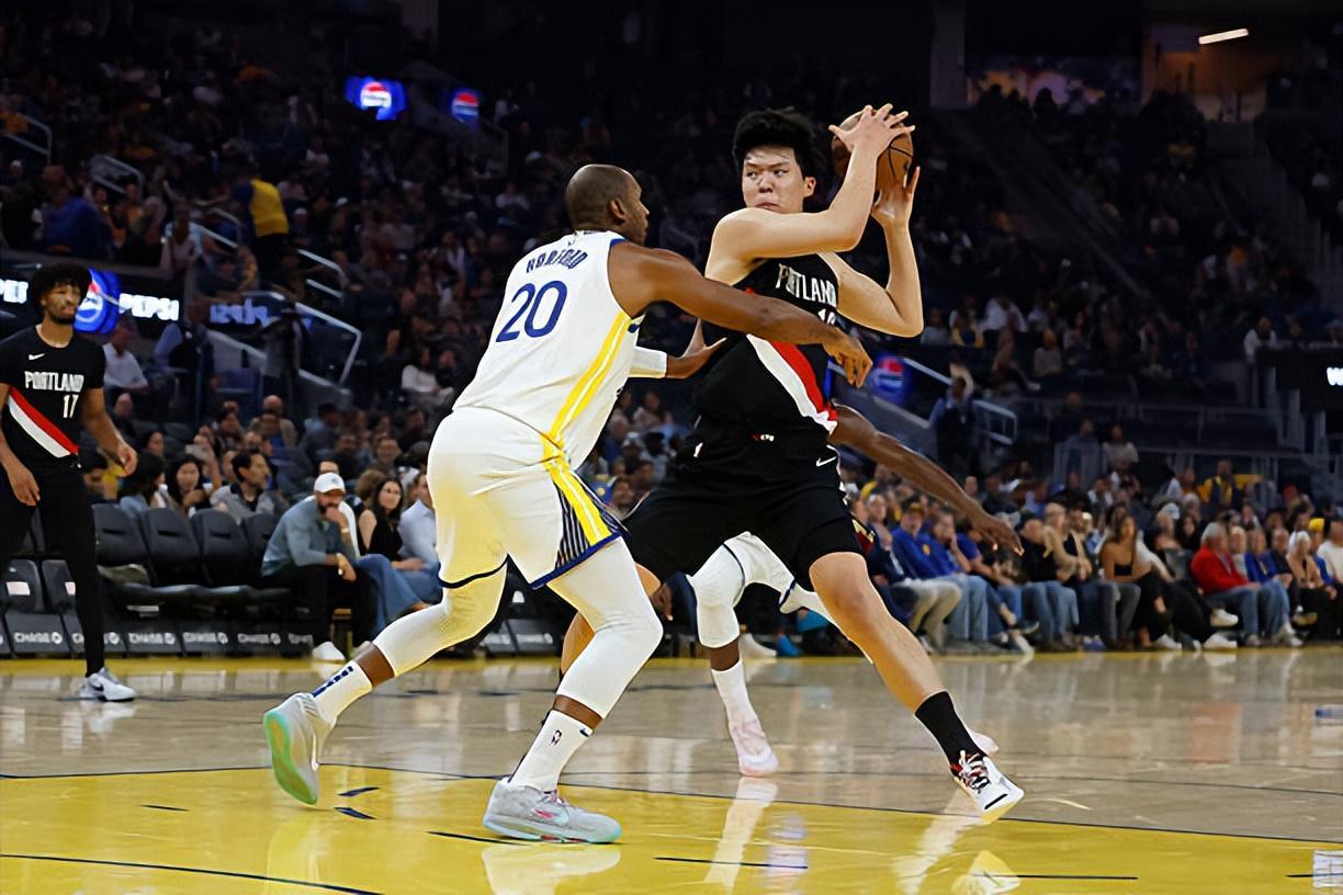 勇士季前赛逆转开拓者 杨瀚森表现遭遇严峻挑战