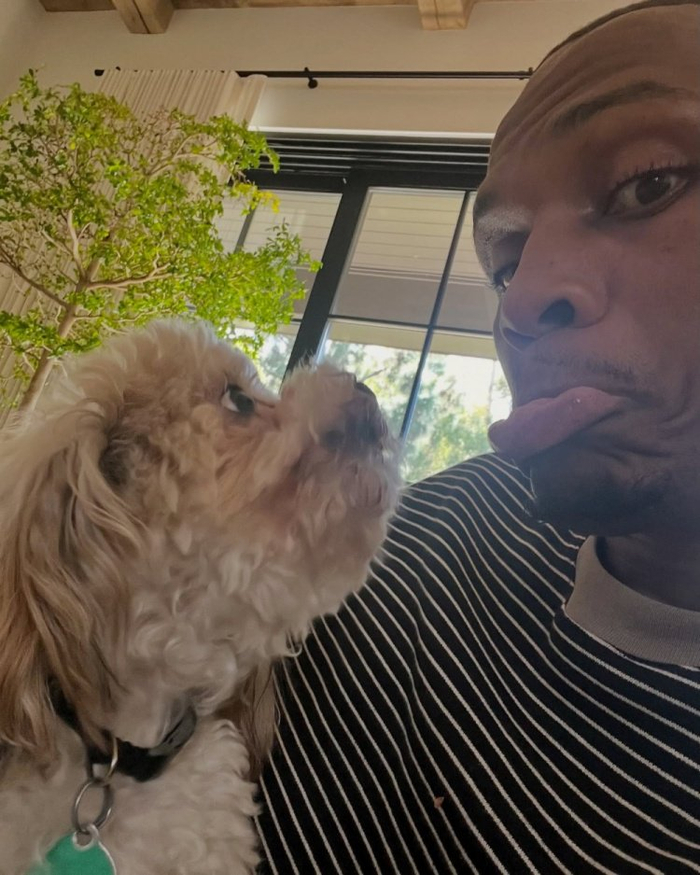 威少晒与爱犬同庆十一岁生日,真情流露令人感动