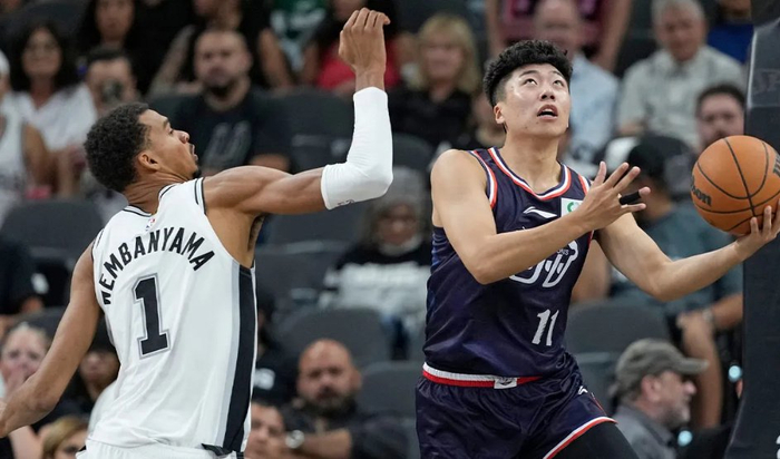 马刺季前赛开门红，文班亚马16分钟爆发震慑全场