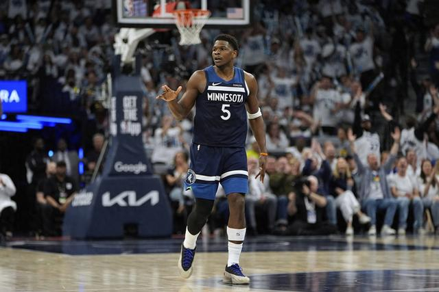 爱德华兹压倒性领跑NBA最佳分卫投票,米切尔和库里难撼其地位