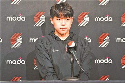杨瀚森NBA季前赛首秀虽有波折，适应之路刚刚开始