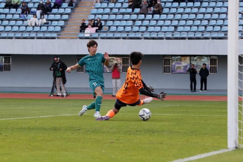 延吉队4:0大胜汪清钻山豹，周震双响带队碾压对手