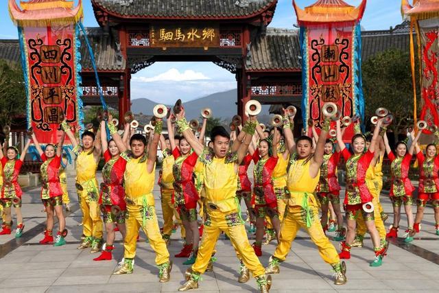 巴中红叶对决达州川汉子，川超赛场上的同根较量