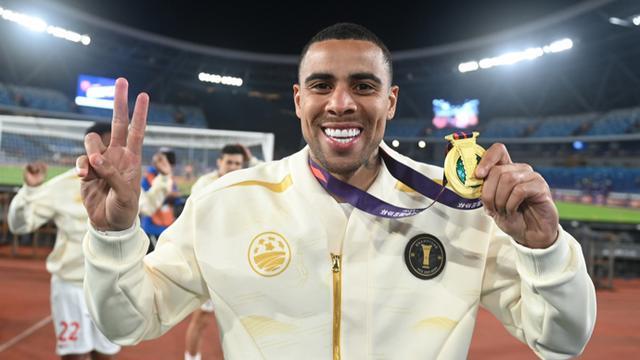 亚冠争议判罚持续发酵,海港古斯塔沃被重罚引爆网络