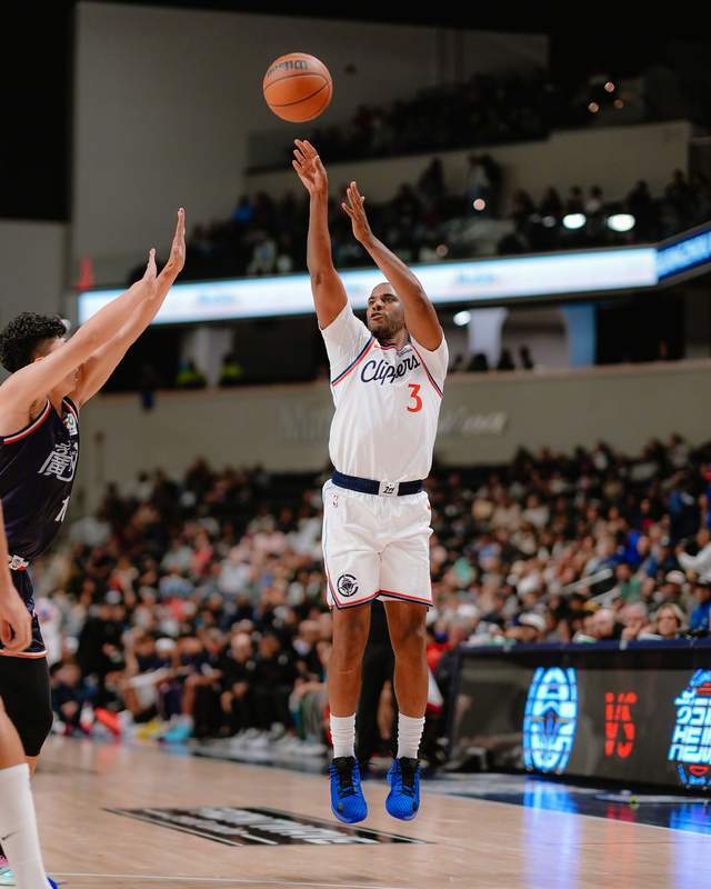 快船季前赛大胜广州龙狮，新援惊艳首秀